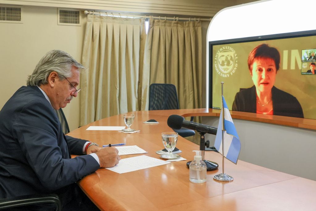 Alberto Fernández y la jefa del FMI, Kristalina Giorgieva. El Gobierno argentino habría aceptado algunas de las pretensiones fiscales del Fondo. 