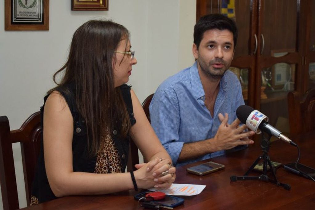 El secretario de Gobierno Bruno Cipolini junto a la directora de la Juventud, Verónica Wilcovski anunciaron el BEM.