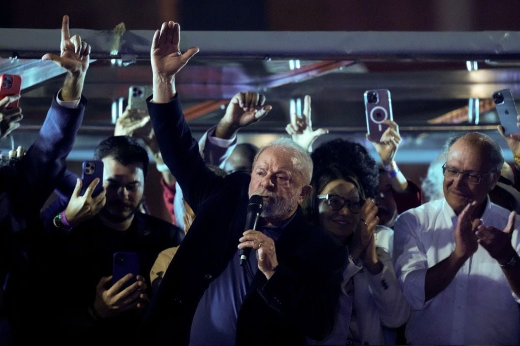 Luiz Ignacio Lula da Silva, tras conocerse los resultados de los comicios, en su búnker de campaña. Foto: AP/Andre Penner.