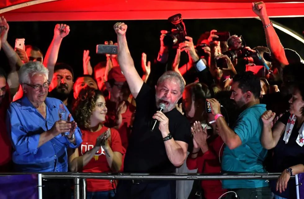 Former Brazilian president Luiz Inacio Lula da Silva (C) speaks during a demonstration in Sao Paulo, Brazil on January 24, 2018. \nA Brazilian appeals court Wednesday upheld ex-president Luiz Inacio Lula da Silva's conviction for corruption, effectively ending his hopes of reelection this year. Two of the three judges in the appeals court in the southern city of Porto Alegre ruled that his original 9.5-year jail sentence should be extended to more than 12 years.\n / AFP PHOTO / NELSON ALMEIDA