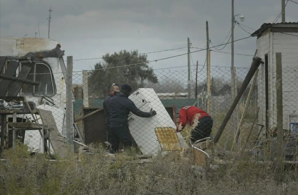 La búsqueda, en un predio de La Primavera. Orlando Pelichotti / Los Andes