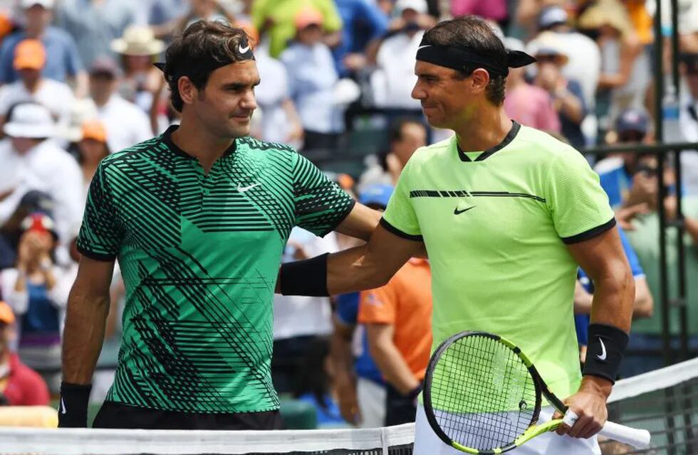 El tenista suizo Roger Federer y el español Rafael Nadal se saludan en la red el 02/04/2017 antes de la final del torneo de Miami en EEUU. Nadal fue durante mucho tiempo la bestia negra de Roger Federer, un jugador inabordable para el exquisito tenis del suizo. Pero los tiempos cambiaron y ahora es el español el que no encuentra respuesta para la versión más letal y contundente del campeón de 18 Grand Slam.\r\n(Vinculado al reportaje de dpa \