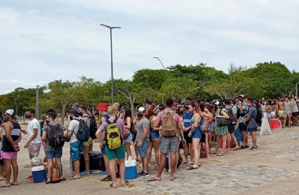 Las filas se mantuvieron durante horas para tratar de encontrar un lugar en la arena al otro lado del Paraná. (@mumiyadanza)