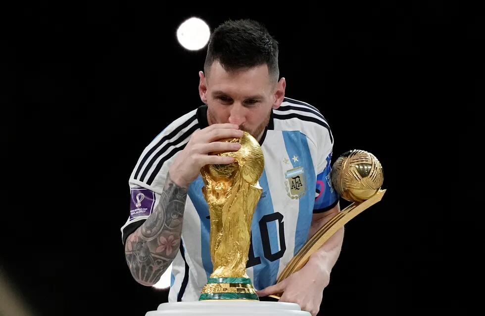 Lionel Messi besando la copa más preciada por todos. Foto: AP.