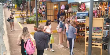 A pesar del flujo turístico en aumento, las tiendas de recuerdos de Iguazú no logran recuperar las ventas
