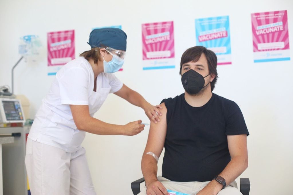 Nicolás Kreplak cuando fue vacunado (Foto Clarín)