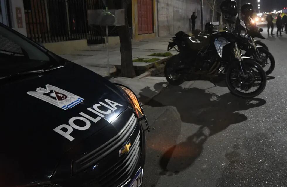 Un ladrón intentó robarle a un chofer la línea 500 en El Algarrobal, el chofer fue herido con un arma blanca.