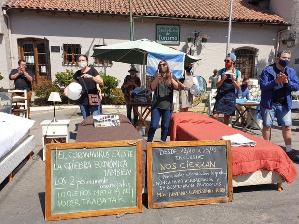 Con mesas, sillas y camas tendidas en plena calle, así se hicieron escuchar gastronómicos, hoteleros y comerciantes de La Cumbre. (Foto: gentileza Claudia Cepeda).