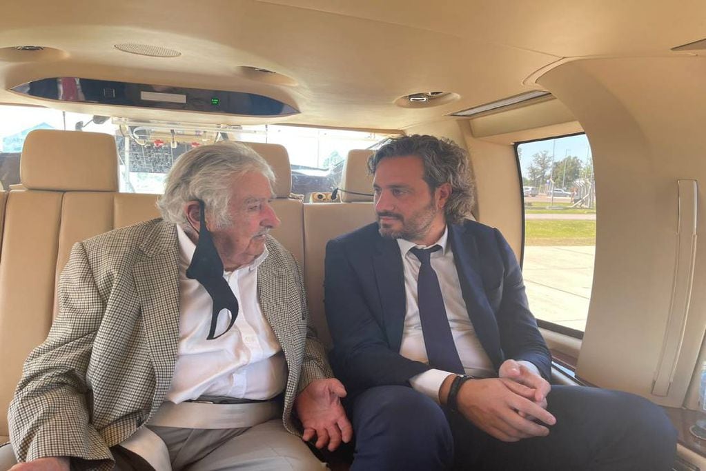 El canciller Santiago Cafiero fue a buscar al expresidente de Uruguay en un helicóptero oficial.