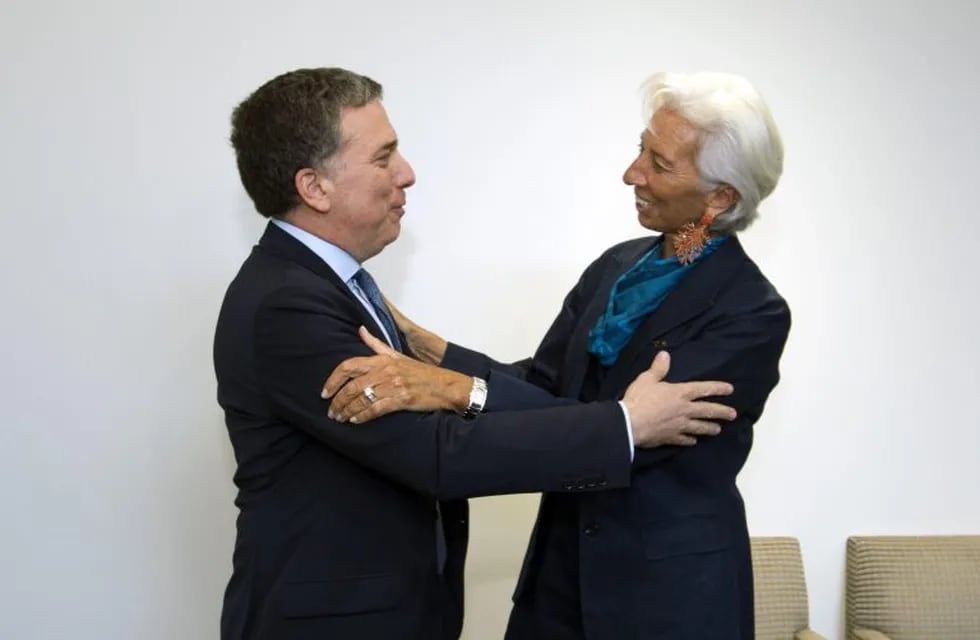 MIA25. WASHINGTON (EE.UU.), 04/09/2018.- El ministro de Hacienda de Argentina, Nicolás Dujovne (i), saluda a la directora gerente del Fondo Monetario Internacional (FMI), Christine Lagarde, antes de su reunión hoy, martes 4 de septiembre de 2018, en la sede del organismo en Washington (Estados Unidos). El presidente de Argentina, Mauricio Macri, pidió hoy a los empresarios \