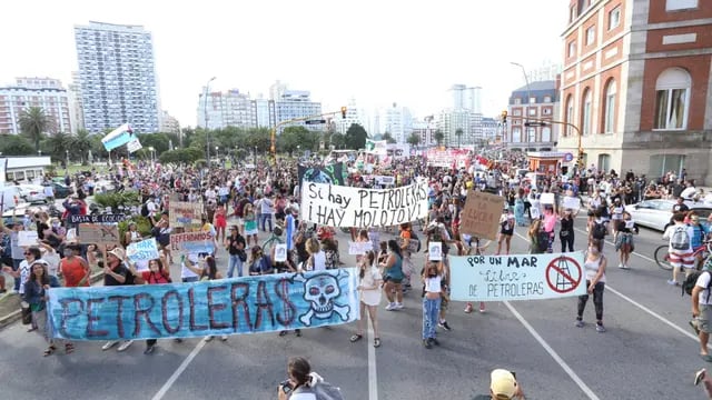 Multitudinaria protesta contra la explotación petrolera en Mar del Plata