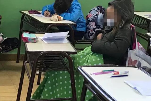 Niños con mantas en las escuelas