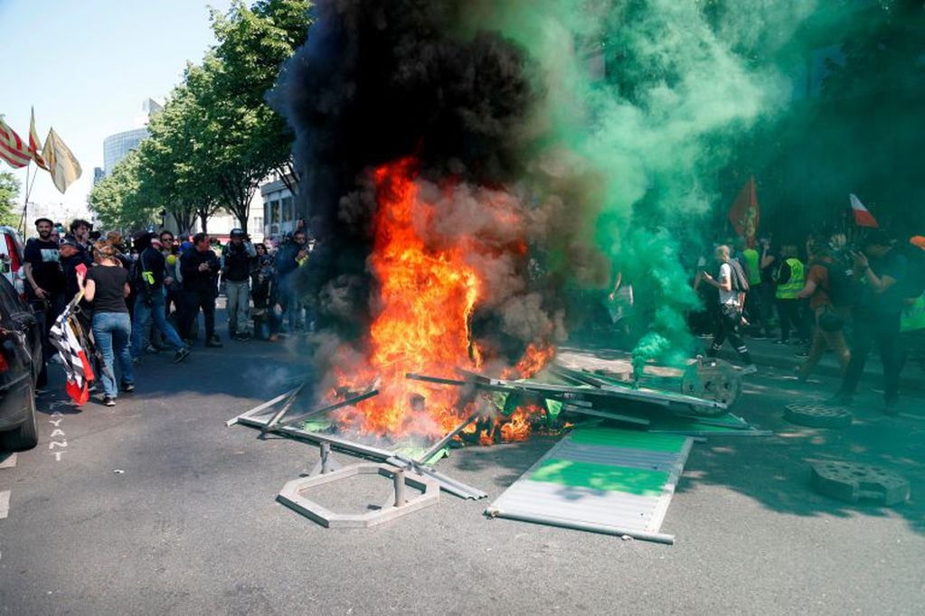 Fuego en la marcha que terminó con 70 detenidos en Paris. (Foto: AFP/ Zakaria ABDELKAFI )