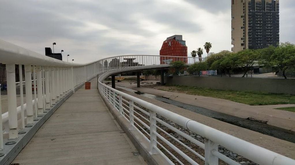 Por medio de una pasarela, el puente también permitirá a los peatones cruzar de la Costanera a La Cañada.