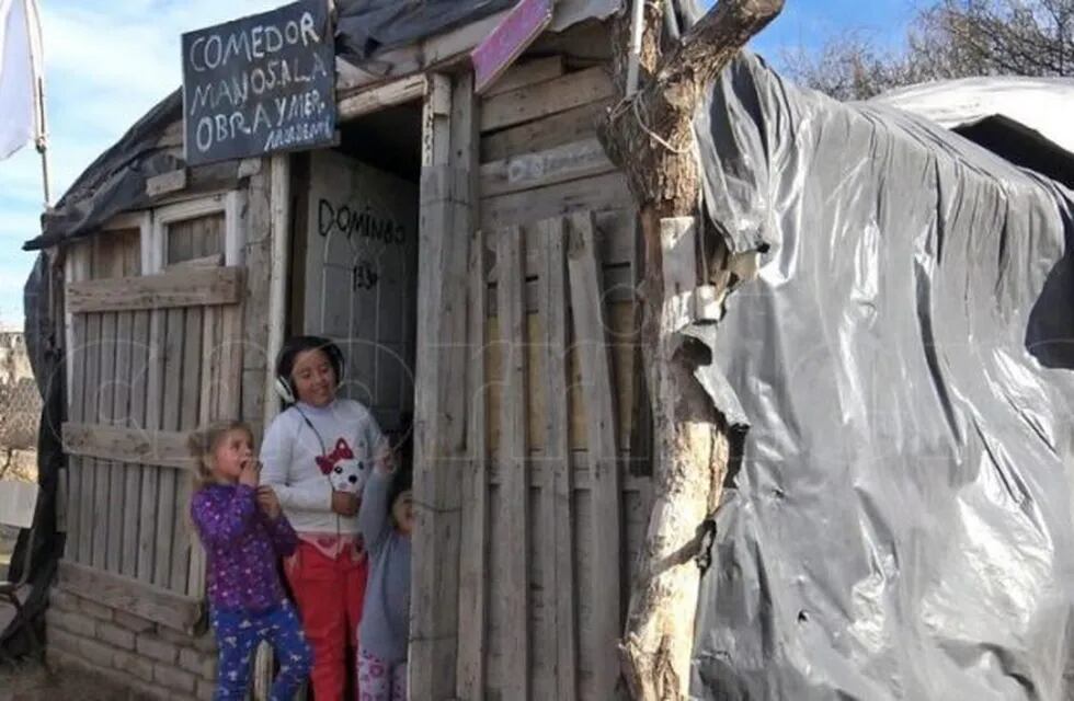 El comedor es un ranchito sostenido por maderas y cubierto de nylon. Foto: El Chorrillero.