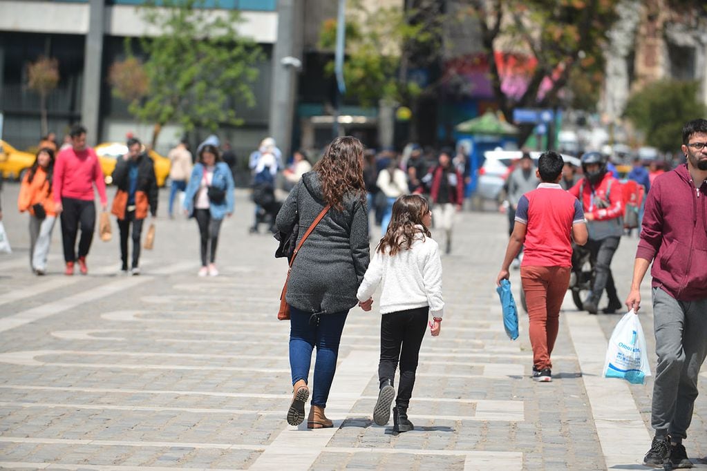 Día de la madre. Mucha gente comprando el el área peatonal de la ciudad de Córdoba. Ventas dia de la madre (José Gabriel Hernández / La Voz)