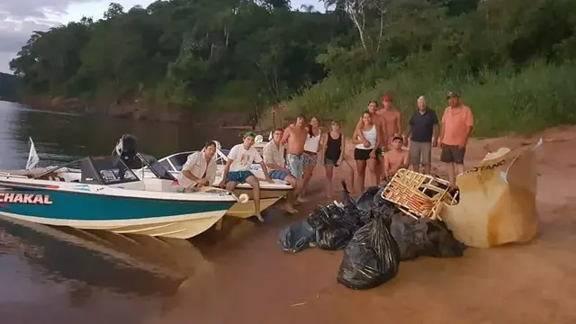 Diferentes grupos realizaron una limpieza del río en Montecarlo
