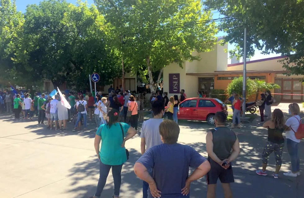 Cientos de empleados estatales reclamaron ante la sede de Osep en General Alvear. Picasa/Sitio Andino