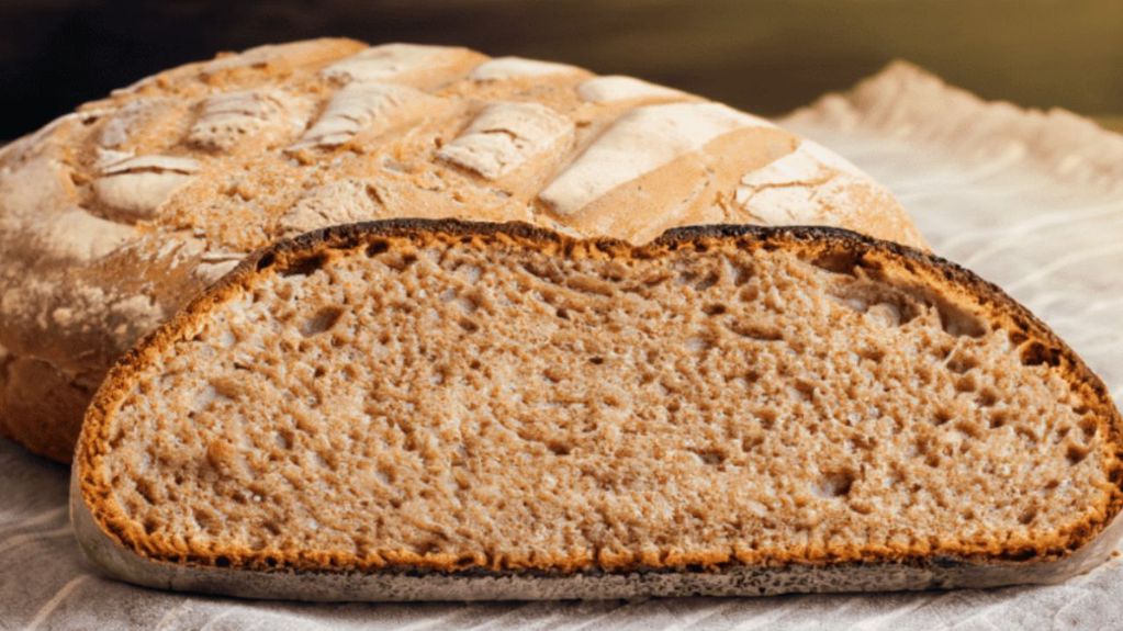Pan integral, hecho con harina y nueces.