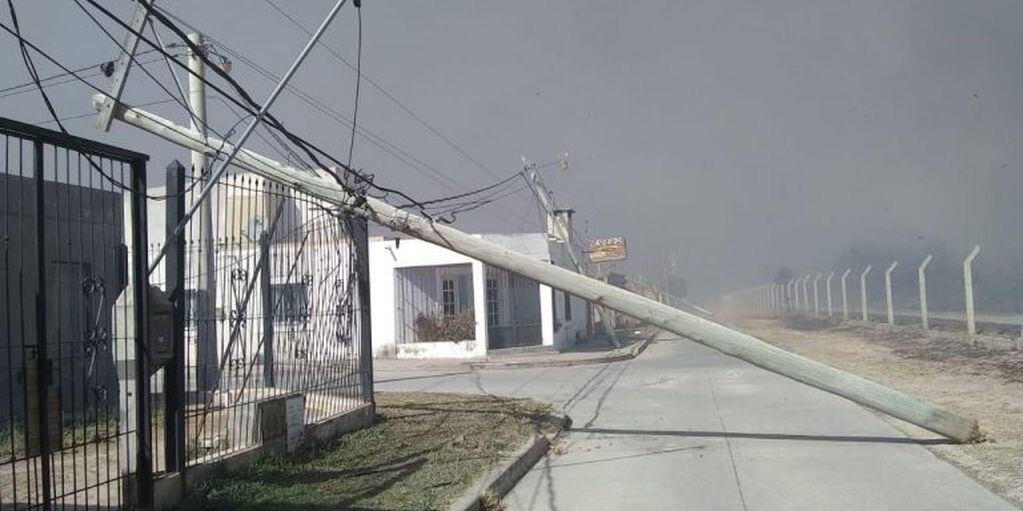 El viento Zonda provocó destrozos e incendios en Salta
