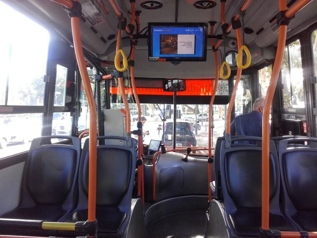 Los cuatro ómnibus tienen nueva tecnología a bordo para personas con discapacidad visual o motriz.