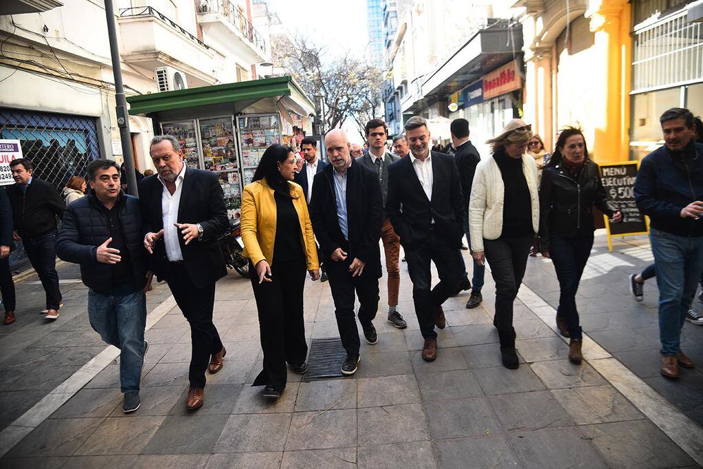 Horacio Rodríguez Larreta Jefe de Gobierno de la Ciudad Buenos Aires caminando por la peatonal de Córdoba. (Pedro Castillo / La Voz)
