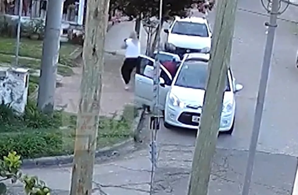 La desesperación de la mujer por salvar a su bebé antes de que los ladrones se llevaran el auto en barrio Jardín (Captura video).