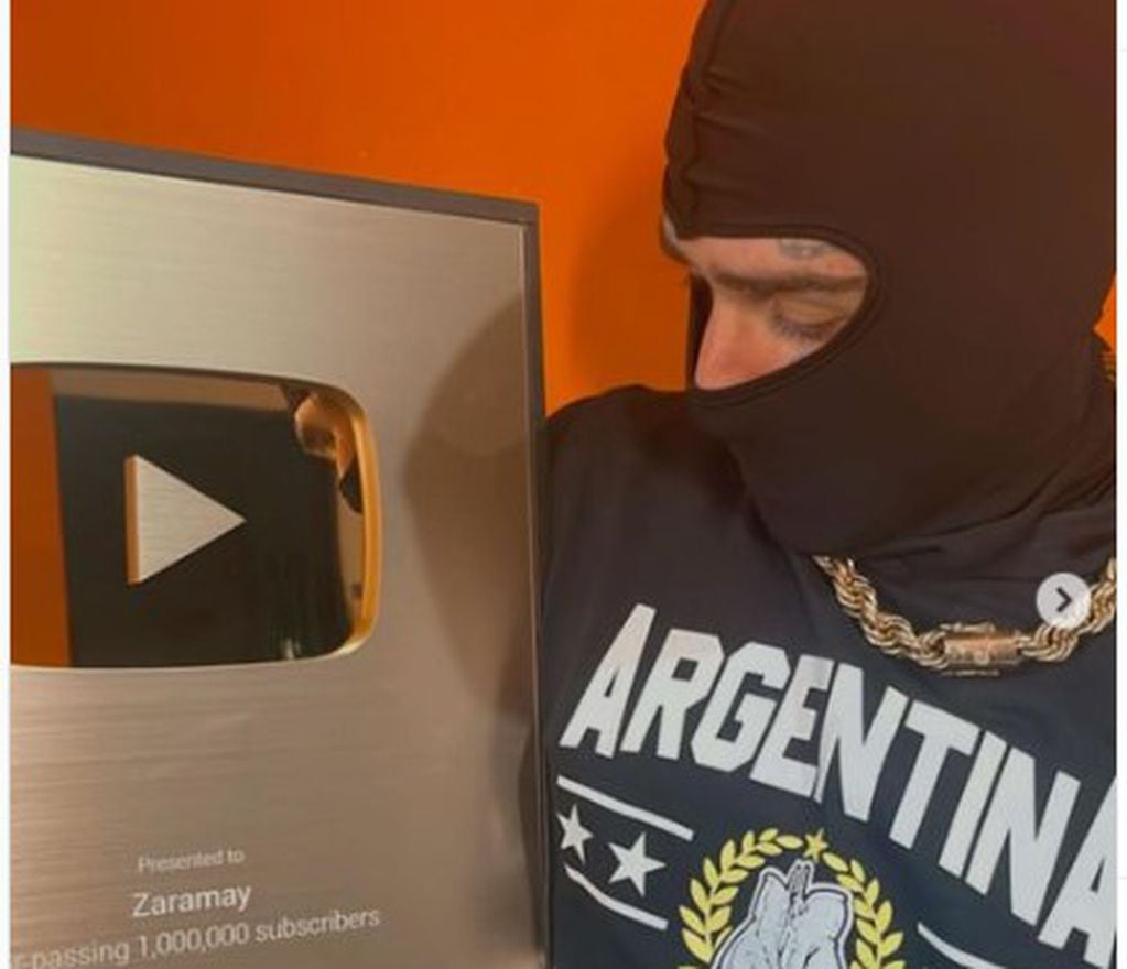 Zaramay con su placa de un millón de suscriptores en YouTube