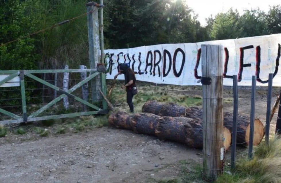 Toma mapuche en Bariloche (@VickyVillarruel).