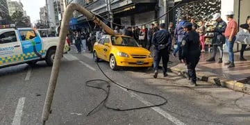 Un poste de luz cayó sobre un taxi en el centro de Córdoba.