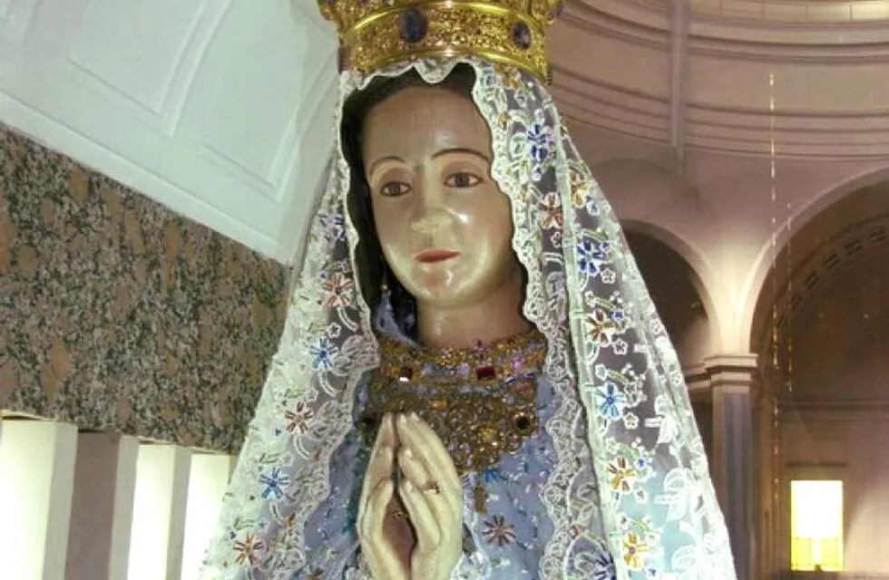 En medio de los incendios que azotan a Corrientes, la imagen de la Virgen de Itatí, quedó intacta.