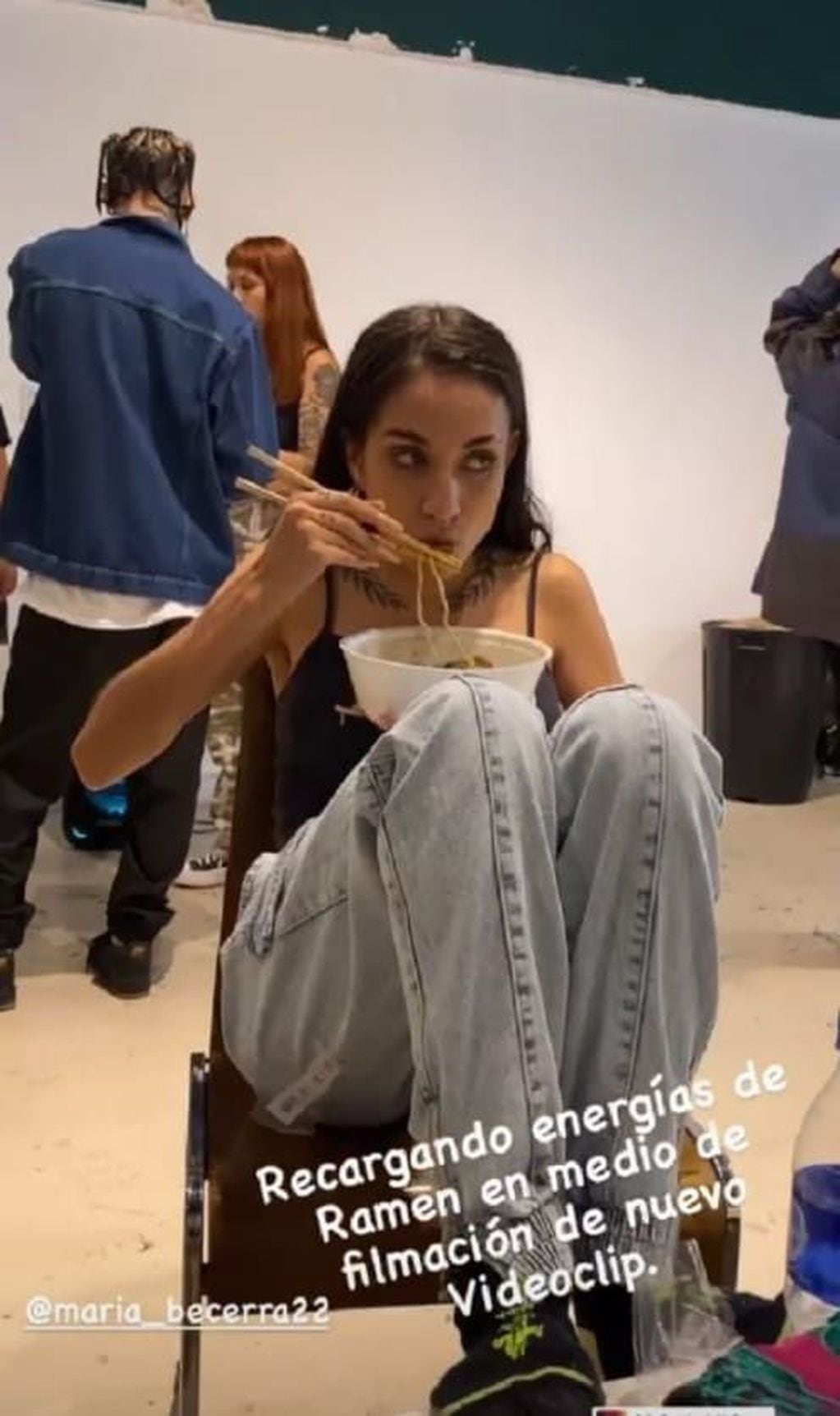 María Becerra comiendo ramen.