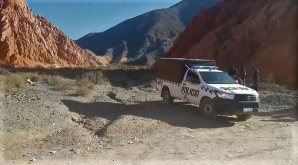 Al oeste del paseo de Los Colorados y a unos dos kilómetros del trazado del circuito turístico, en el Cerro Verde, fue hallado el cuerpo de la turista japonesa.