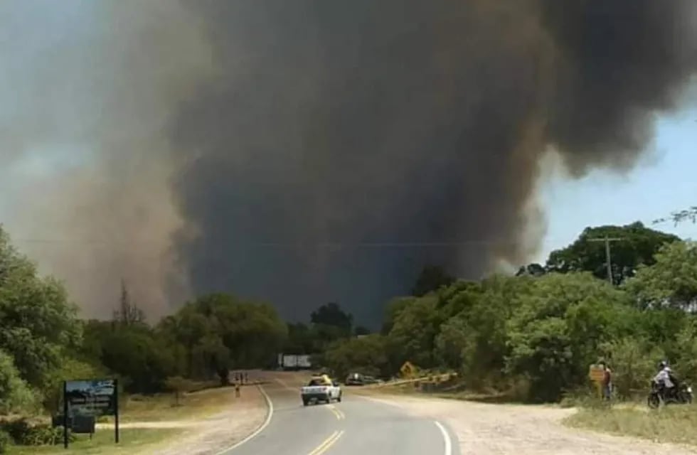 Incendio en San Marcos Sierras (Foto de Twitter @RosaGalano1).