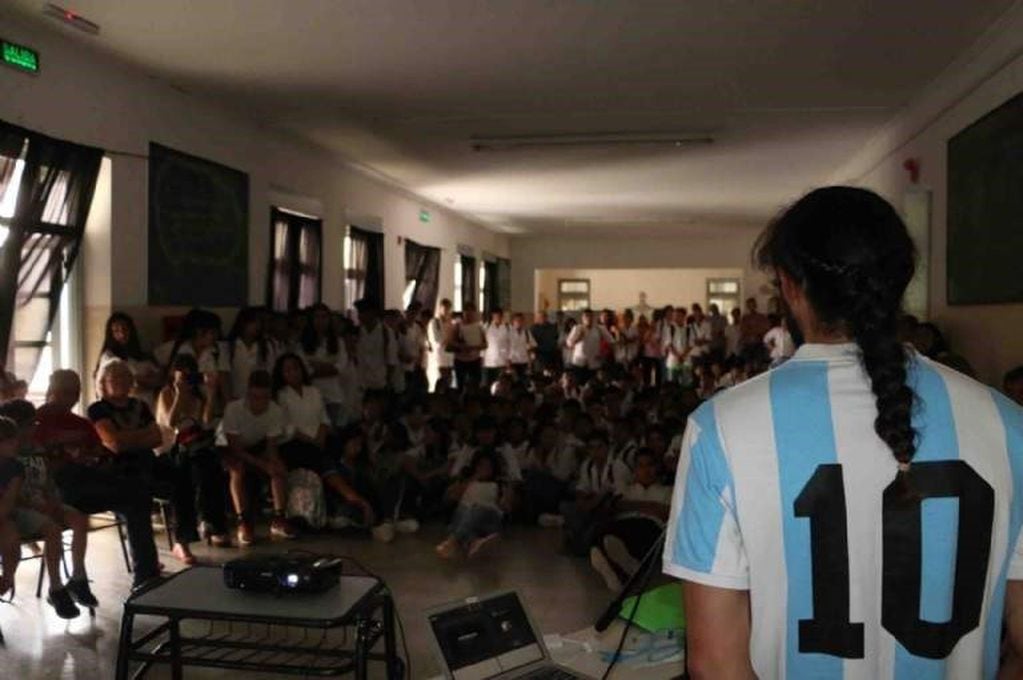 Con la camiseta albiceleste, Matías contó sus anécdotas de viaje ante cientos de alumnos.