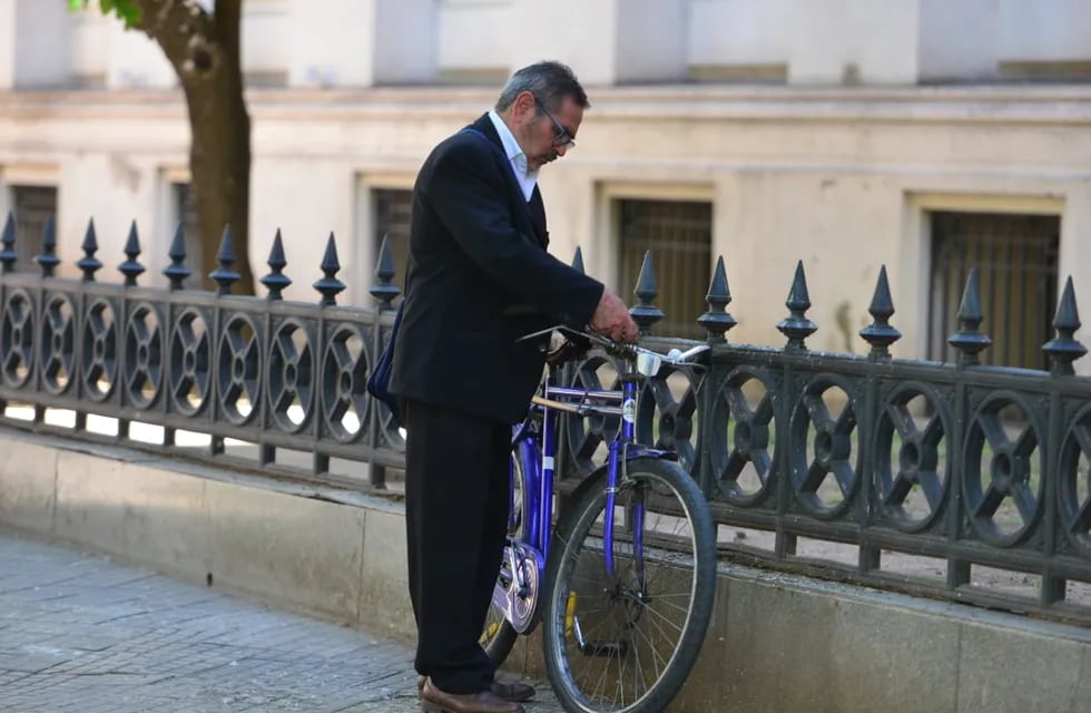 El padre de Anahí Bulnes contó que todos los días sale a buscar a su hija en bicicleta.