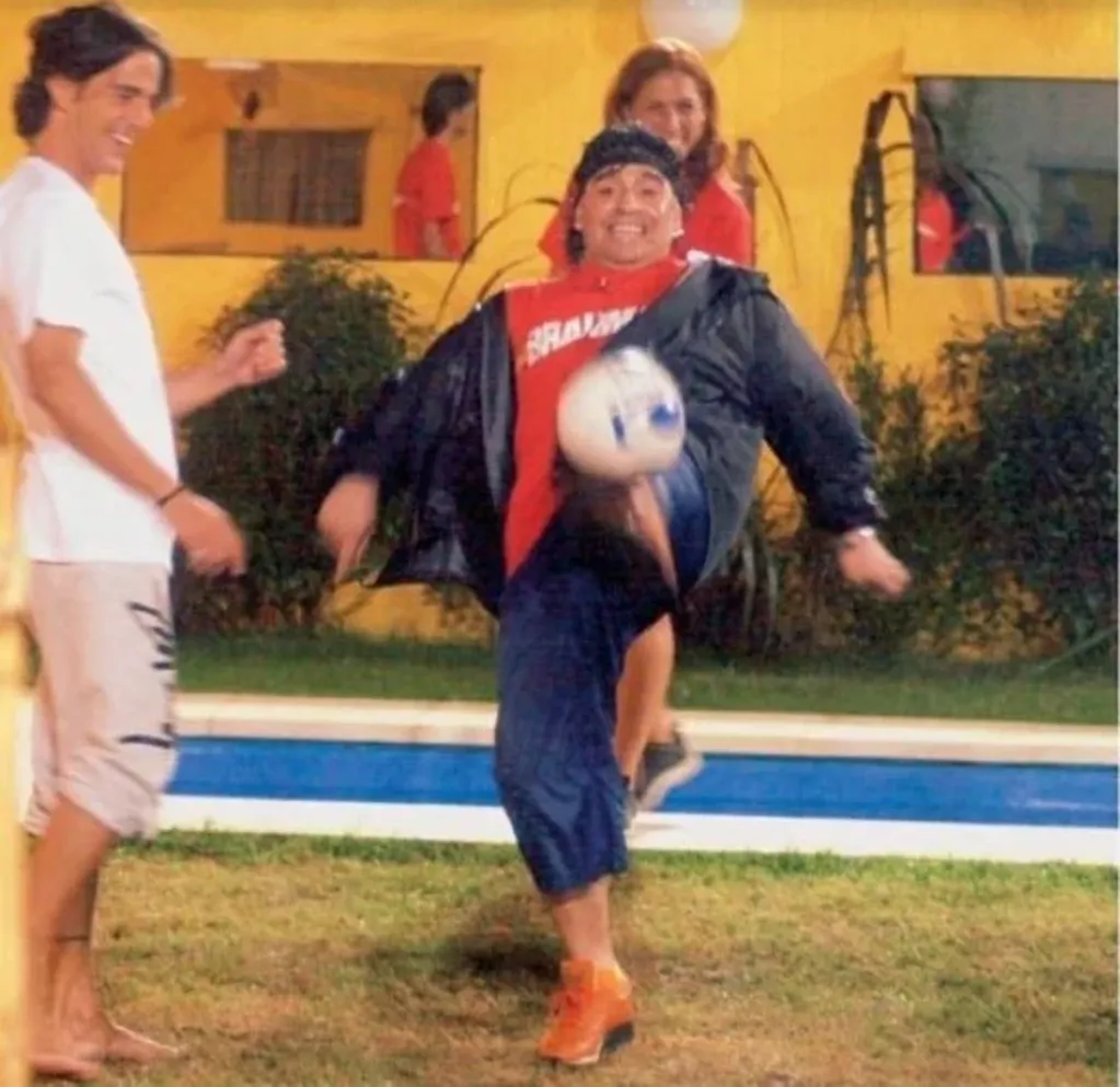 Maradona jugó con los chicos de Gran Hermano al fútbol