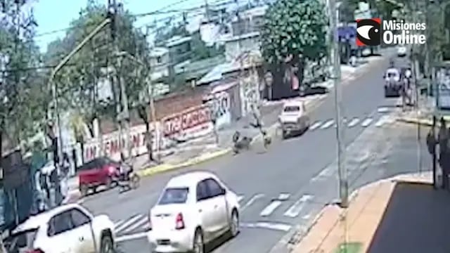 Imprudencia al volante: pasó en rojo a toda velocidad y atropelló a un motociclista en Posadas