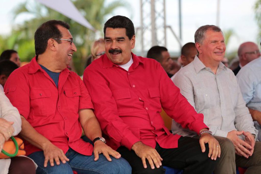 Nicolás Maduro y Adan Chávez. (EFE/PRENSA MIRAFLORES).