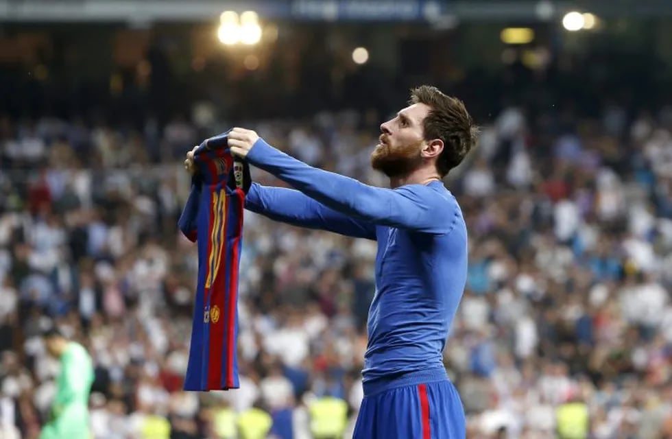 -FOTODELDIA- GRA448. MADRID, 23/04/2017.- El delantero argentino del FC Barcelona, Leo Messi, celebra el gol de la victoria ante el Real Madrid, durante el encuentro correspondiente a la jornada 33 de primera división, que han disputado esta noche en el e