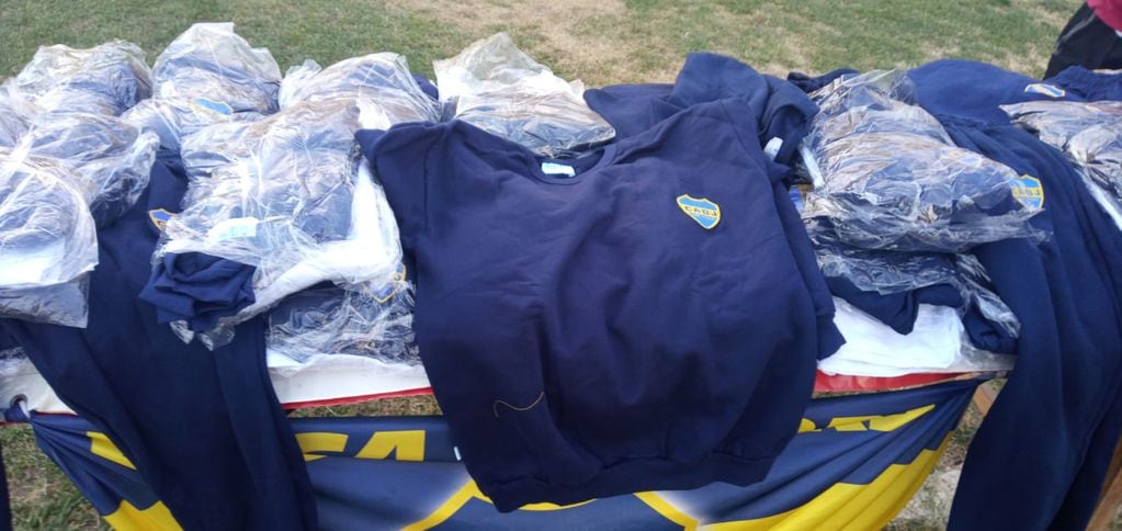 El Frente de Todos entregó indumentaria deportiva al Club Boca Juniors