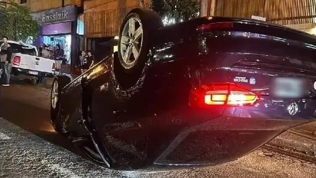 Conductora alcoholizada chocó y volcó su auto en pleno centro de Oberá