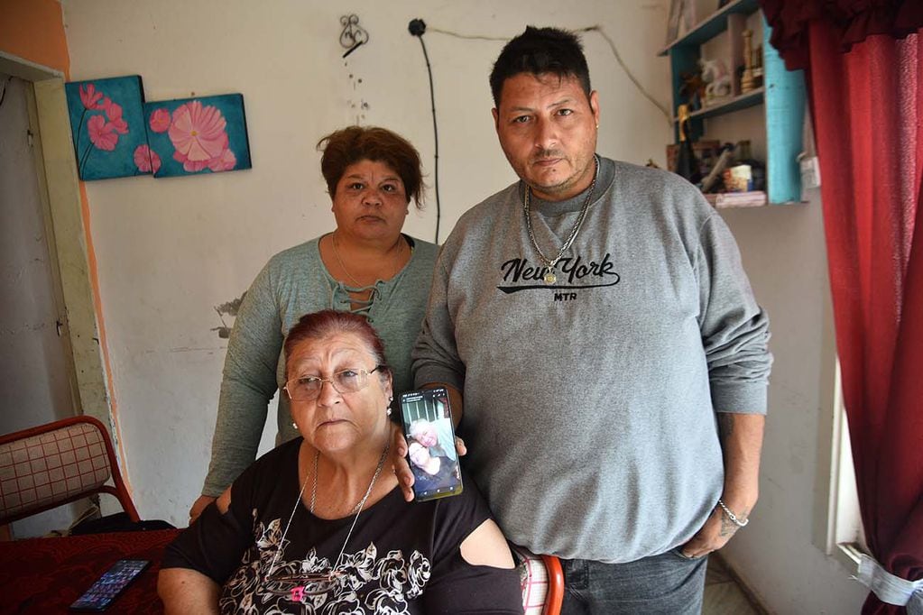 Familiares de Víctor Hugo Quiroga, sereno que murió de infarto tras un robo. (Pedro Castillo / La Voz)