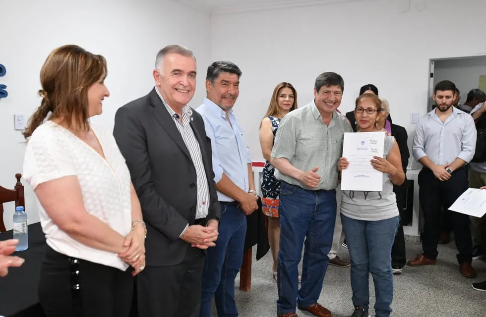 El gobernador tucumano entregó escrituras en mano a vecinos de la localidad.