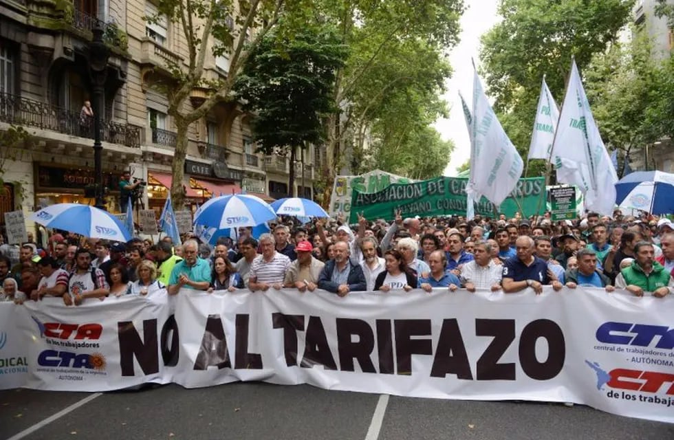 Marcha y protesta por el aumento de tarifas. (Foto: Clarín)