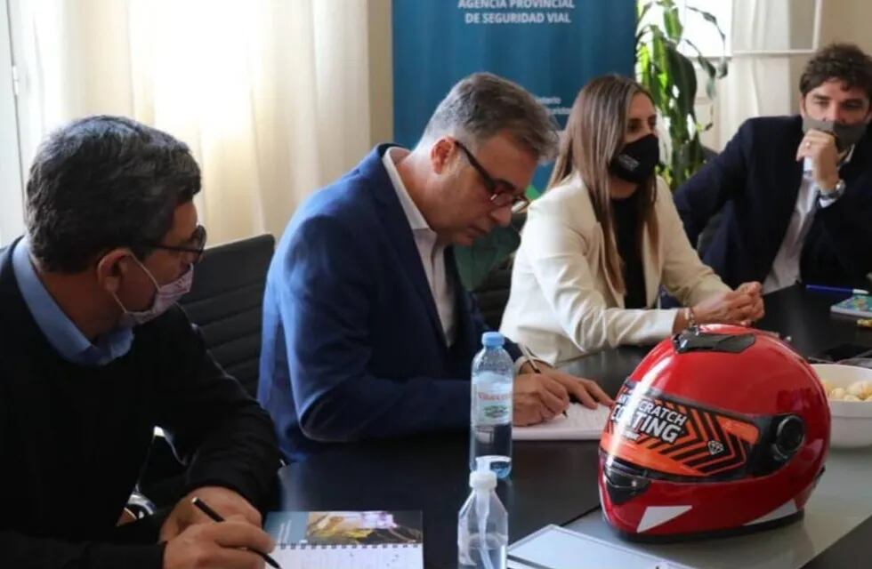 Luis Castellano firmó un acta acuerdo para el arribo de 200 cascos