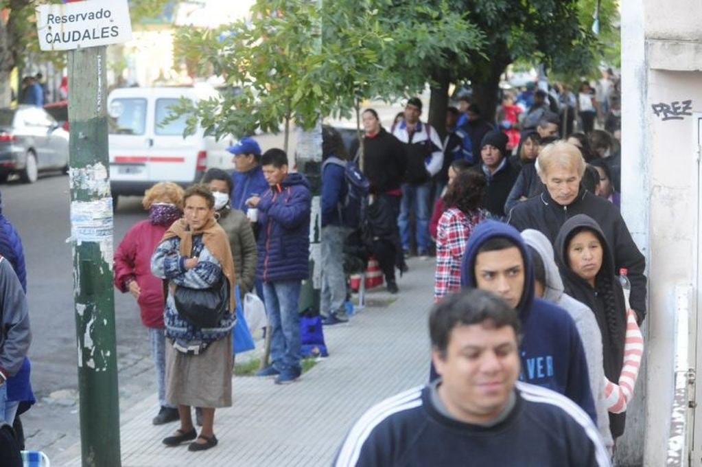 Extensas filas en los bancos porteños y del Conurbano para cobrar jubilaciones y planes sociales. (Clarín)