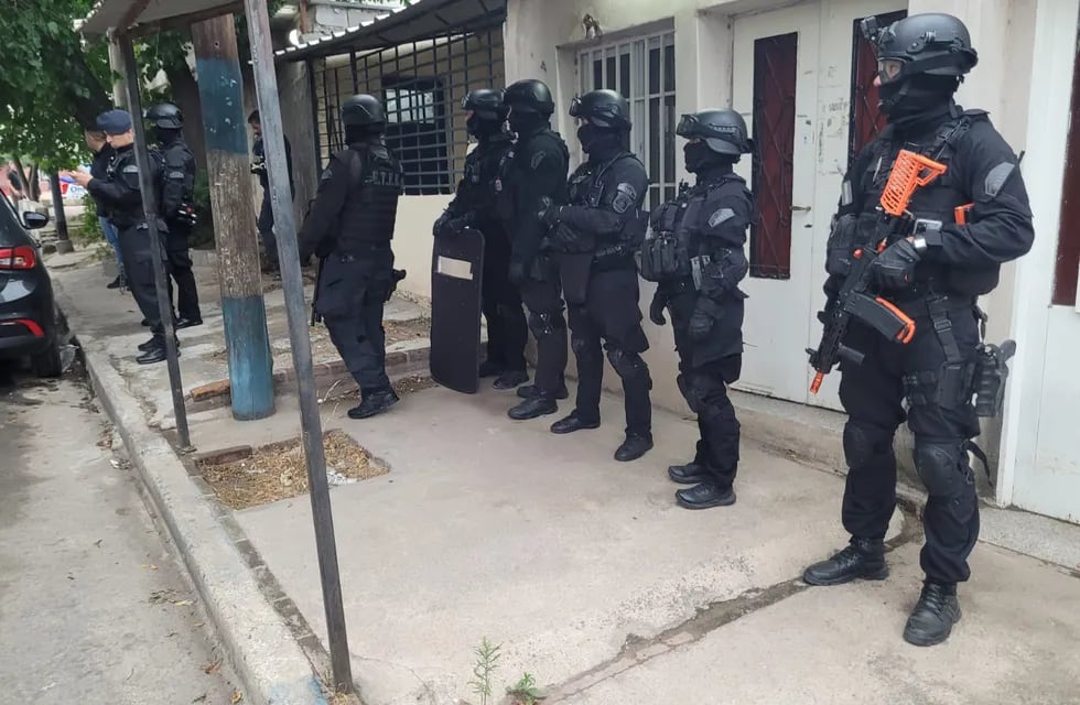 Operativo policial en Yapeyú para la captura del sospechoso del crimen de Gabriela Pérez. (Policía)