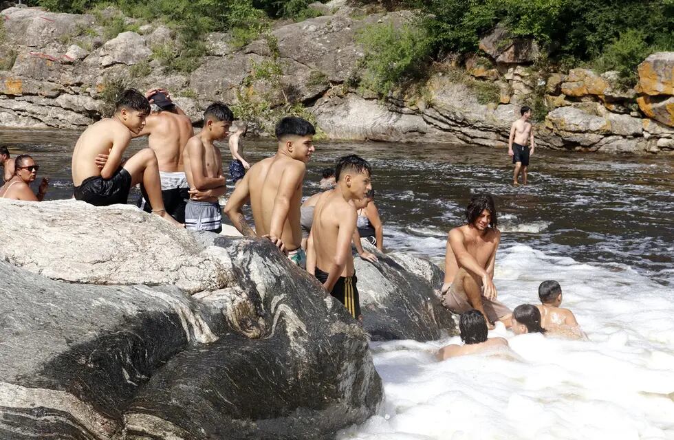 El rio San Antonio en Carlos Paz con turistas en el primer fin de semana del año