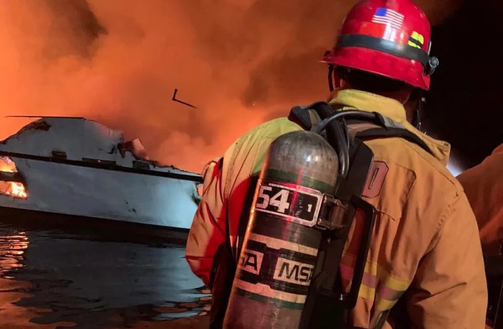 En esta foto proporcionada por el Departamento de Bomberos del Condado de Ventura, los bomberos de VCFD responden a un incendio en un bote frente a la costa del sur de California, el lunes 2 de septiembre de 2019. (Departamento de bomberos del condado de Ventura a través de AP)